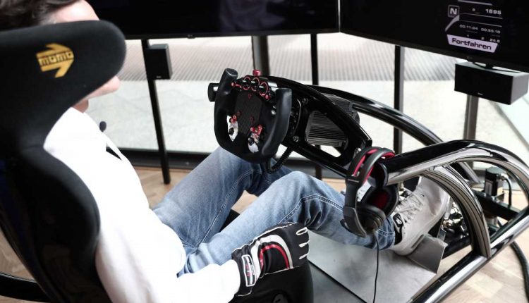 CUPRA-launches-its-own-Simracing-series_05_HQ