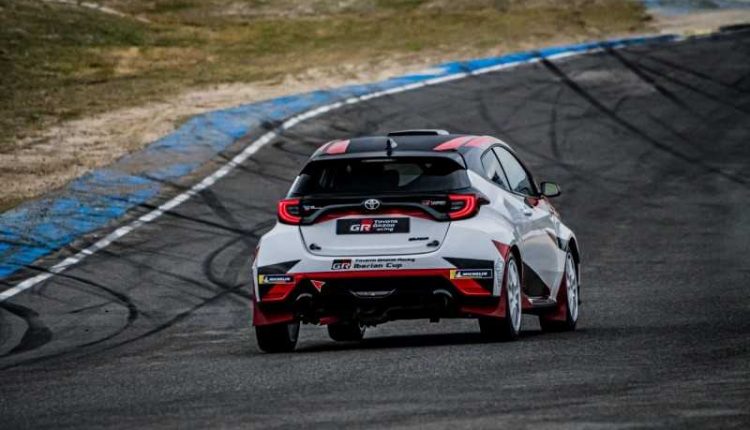 800_toyotagryarisrz-toyotagazooracingiberiancup-grday2